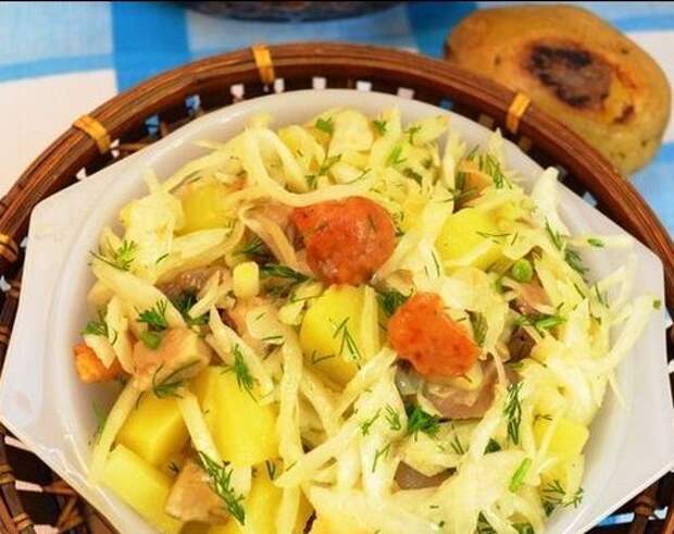 Белорусский салат с квашеной капустой и печёным картофелем