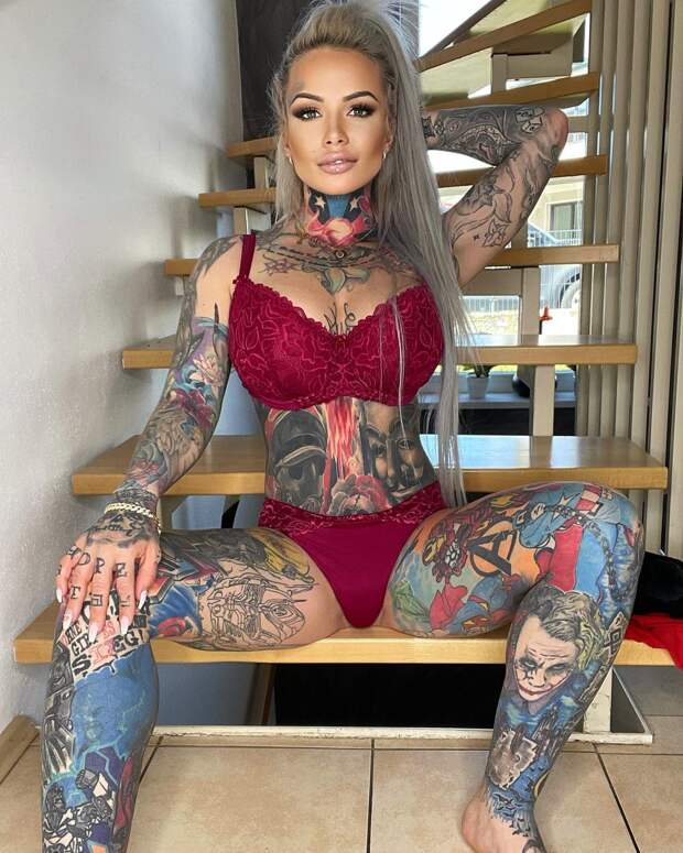 33-летняя Джулиана Фёрстер нанесла на себя татуировки всех любимых персонажей сына