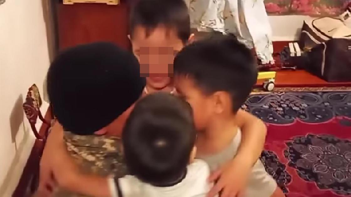 Дети обнимают папу Дети обнимают папу