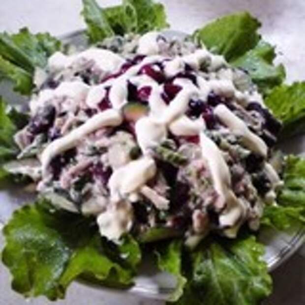 Салат из копченной курицы с фасолью и свежими огурцами
