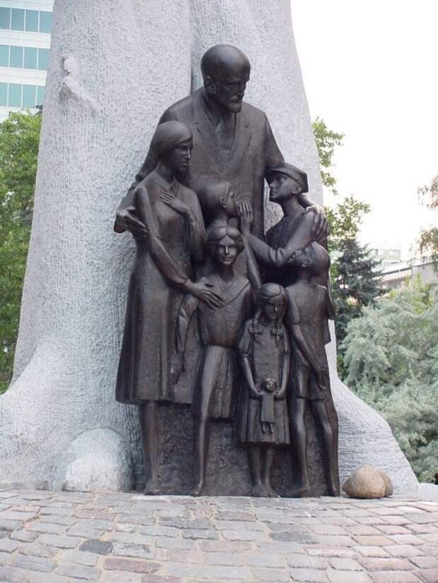 Памятник Корчаку в Варшаве