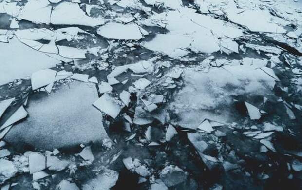 Полицейский спас мужчину, провалившегося под лёд Невы