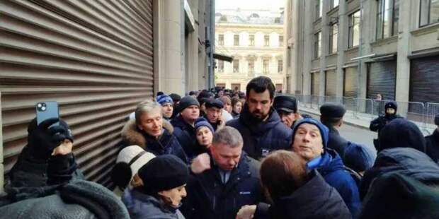 Возле приемной президента РФ В.В.Путина собралось около полтысячи москвичей. Граждане недовольны действиями властей