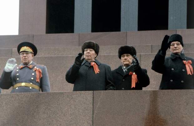 Леонид Брежнев в ушанке на трибуне. /Фото: maximonline.ru