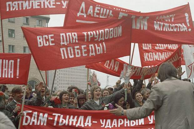 Комсомольские стройки в СССР