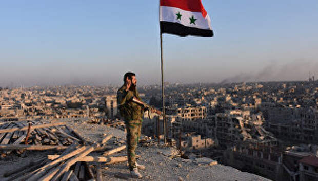 Военный сирийской армии на крыше здания в Алеппо. 28 ноября 2016