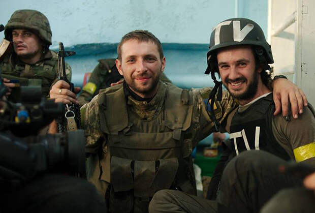 Парасюк с журналистами в зоне боевых действий в Донбассе