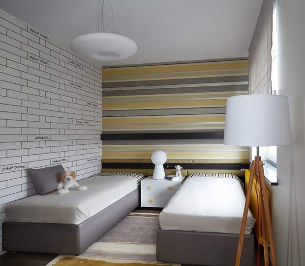 Полосатые обои визуально делают комнату шире. / Фото: yellowhome.ru