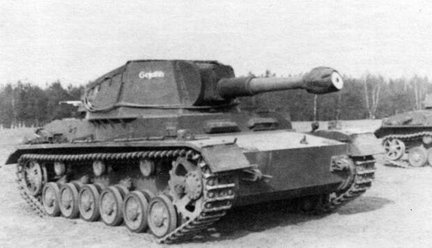 Четыре Pz.Sfl. leFH 18 Ausf.A оказались в учебном центре. К слову, эти машины имеют ленивцы от Pz.Kpfw.IV Ausf.E - В полушаге от «Хуммеля» | Военно-исторический портал Warspot.ru
