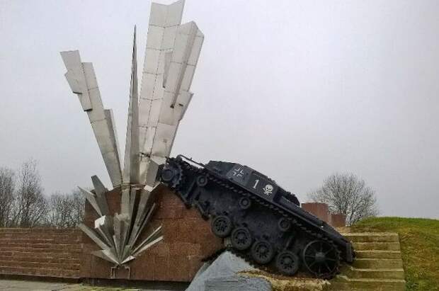 Памятник воинам-сапёрам Панфиловской дивизии «Взрыв».