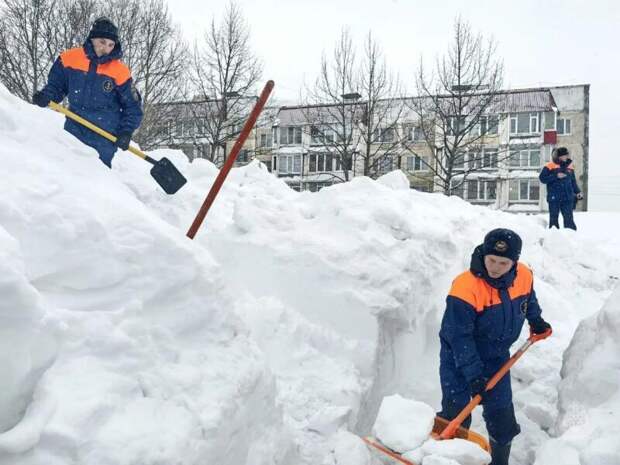 Очередной борт МЧС России привез на Камчатку снегоуборочную технику для ликвидации последствий циклона на полуострове