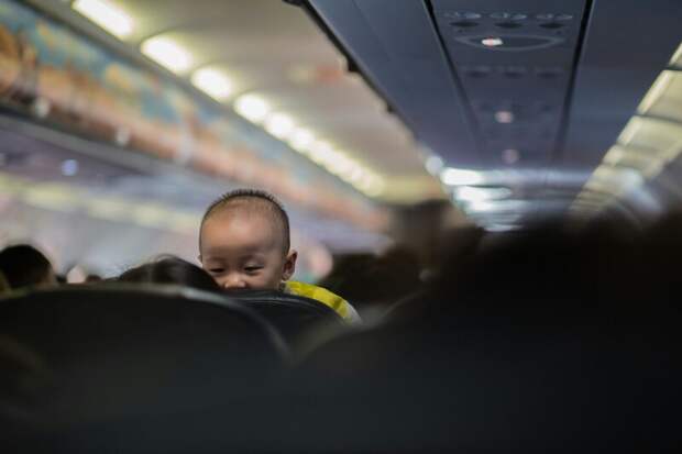 Как сделать так, чтобы дети не пинали кресло соседа в самолете