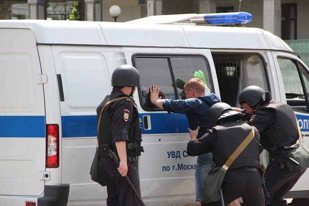 Задержание подозреваемого/ Фото предоставлено пресс-службой УВД по САО