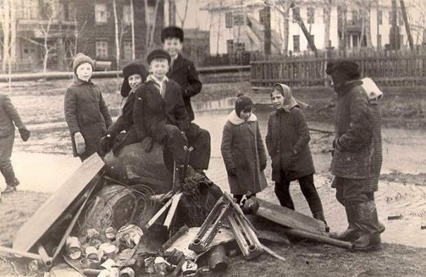 Сбор металлолома. Кстати, только в неурочное время, т.е. после занятий. СССР, история, школа