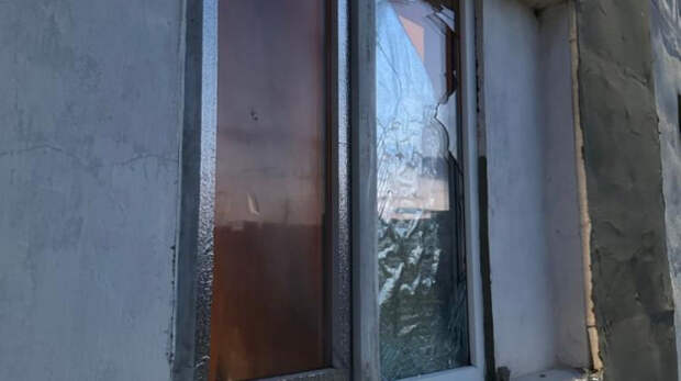 В Красногвардейском районе женщина из-за ревности разбила окно соседке