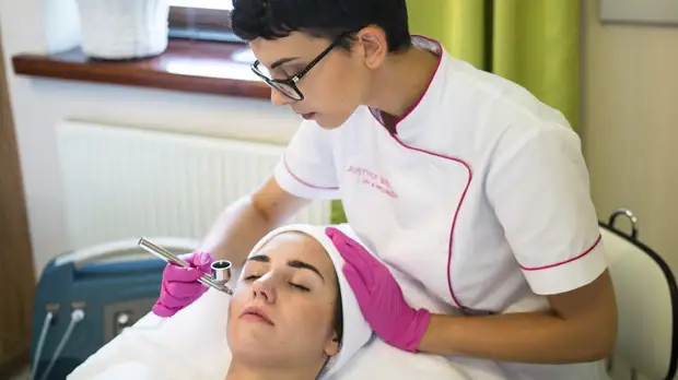 Косметолог рассказала о способах убрать следы усталости на лице