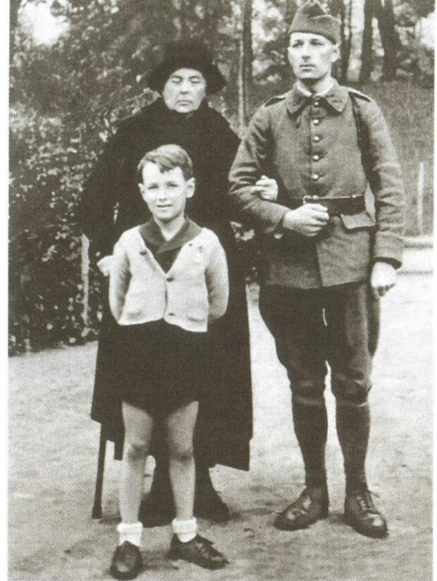 Софья Федоровна Колчак с сыном Ростиславом (в форме французской армии) и внуком Александром. 1939 год.