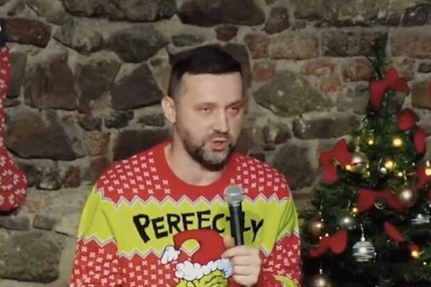 Сбежавший из РФ стендап-комик объяснил отъезд из России статусом иноагента