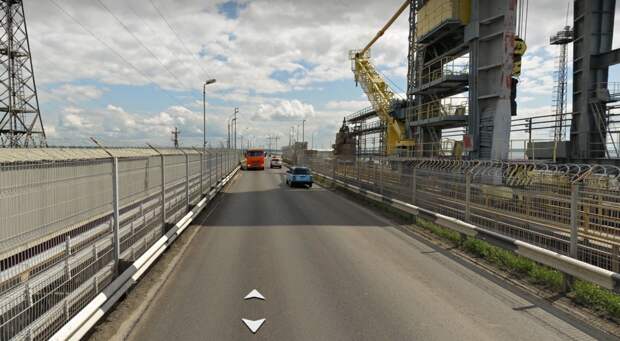 Грузовики продолжают разрушать дамбу ГЭС