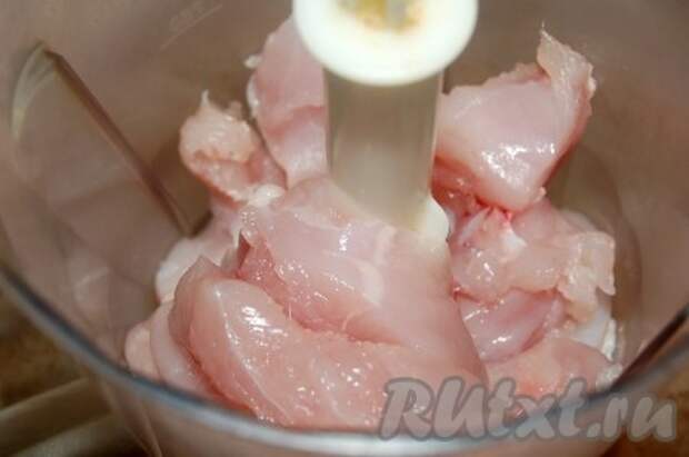 Отложите немного мяса, а остальные кусочки филе поместите в блендер.