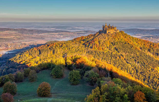 Вид на замок Гогенцоллерн в Германии на рассвете