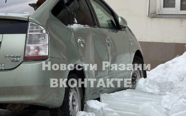 На улице Сенной ледяная глыба упала на припаркованный автомобиль