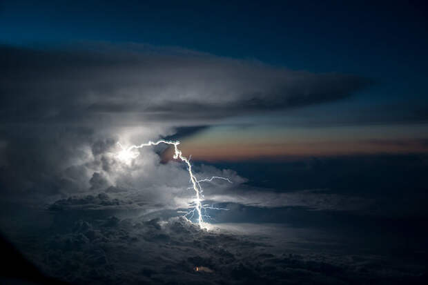 2. "Такой молнии я никогда раньше не видел" пилот, фотография, шторм