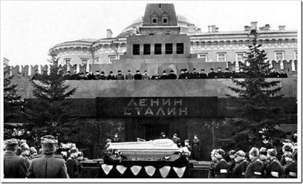 Вышел из доверия: почему Хрущёв убрал тело Сталина из Мавзолея