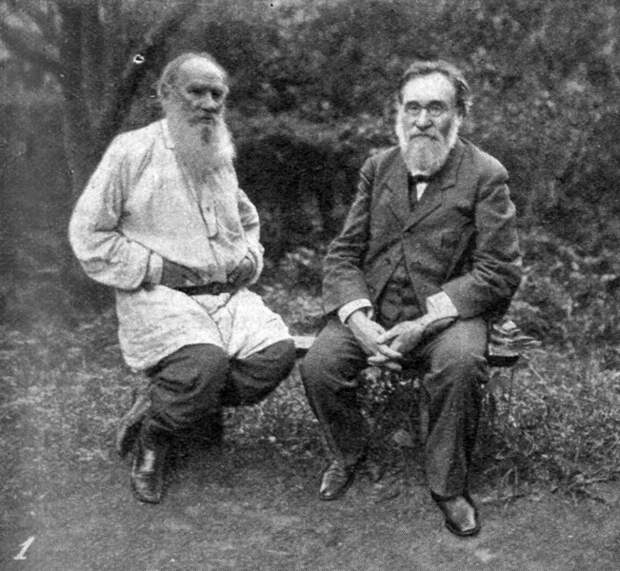 Лев Толстой и Илья Мечников, 1909 год | Источник: Archive PL via Legion Media
