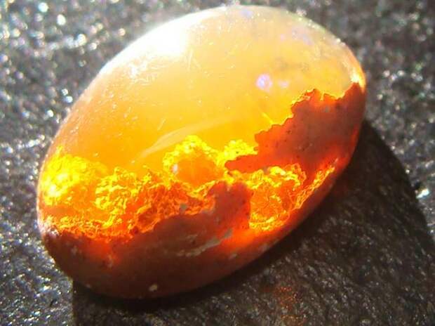 Огненный камень имеет оттенки жёлтого, красного, оранжевого.
