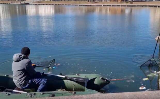 С Лебединого озера в Астрахани собрали «урожай» мусора