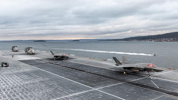 Британский авианосец HMS Queen Elizabeth в Осло отработал посадку F-35