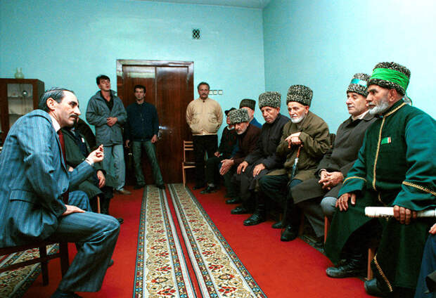 Дудаев Джохар со старейшинами,1991 год Дудаев Джохар со старейшинами,1991 год