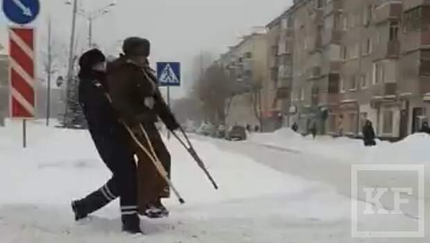 Картинки по запросу Инспектор ДПС помог мужчине на костылях перейти дорогу