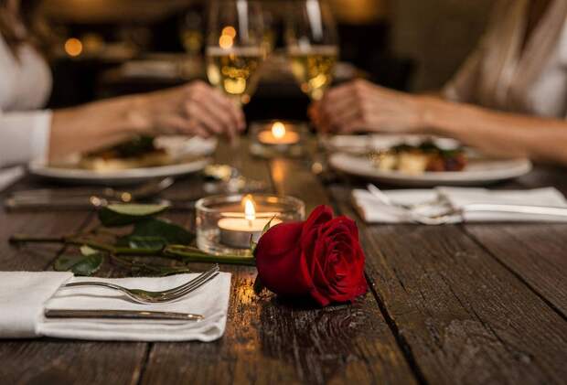 Девушке подсказали способы возбудить мужчину во время ужина в ресторане