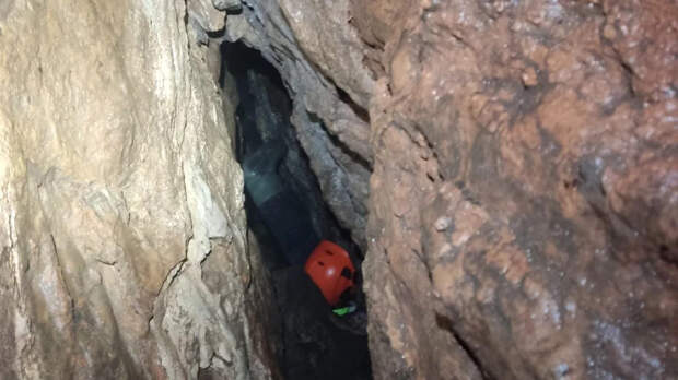 В ходе поисков пропавшей в тайге семьи Усольцевых спасатели обследовали пещеру