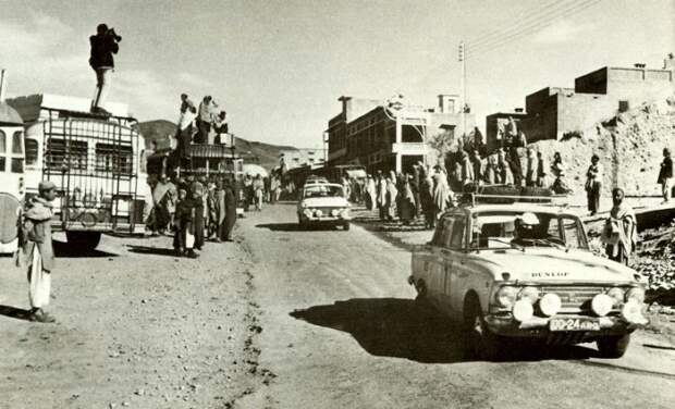 Советская команда «Автоэкспорт» на автомобилях «Москвич-408» проезжает афганскую деревню во время ралли Лондон-Сидней.