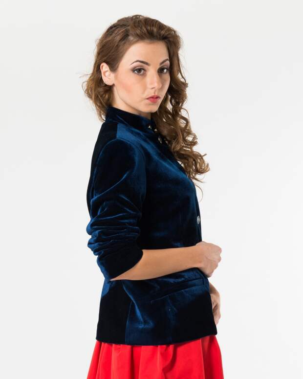 Синий женский бархатный пиджак с красной юбкой