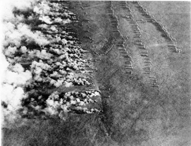 Начало немецкой газовой атаки. Восточный фронт, 1916 год. | Фото: ru.wikipedia.org.