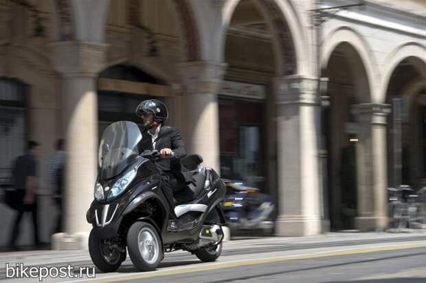 Трицикл Piaggio MP3 Touring 2012
