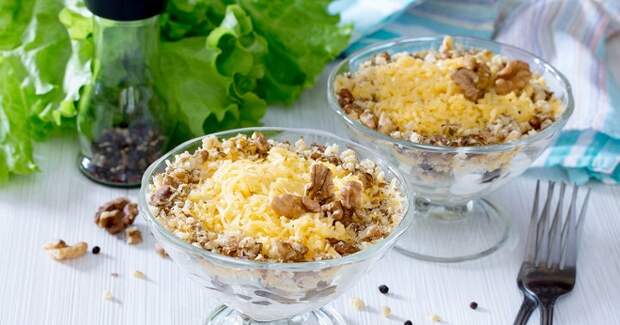 Салат с сыром и орехами