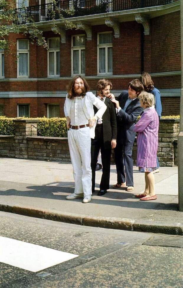 Группа The Beatles готовится переходить Эбби-Роуд для легендарной обложки альбома Abbey Road, 1969 Группа The Beatles готовится переходить Эбби-Роуд для легендарной обложки альбома Abbey Road, 1969