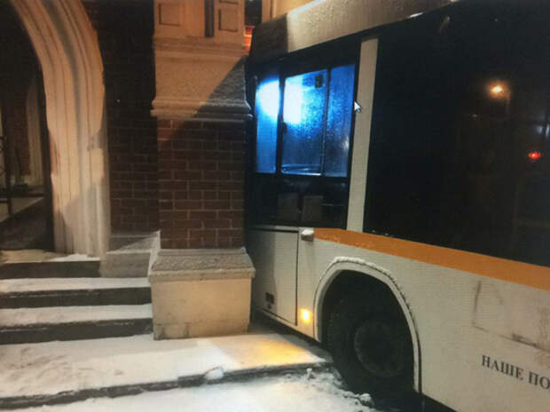 Автобус на полном ходу врезался в резиденцию президента в Барвихе