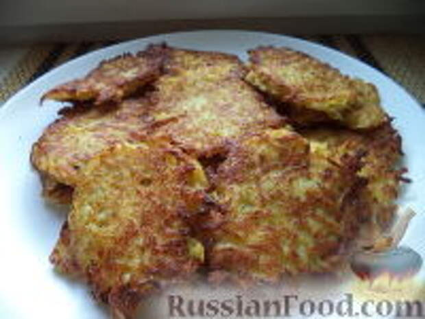 Фото к рецепту: Драники с сыром и чесноком