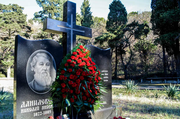 В бывшем севастопольском лагере им. Комарова гибнут парк и могила мыслителя Данилевского