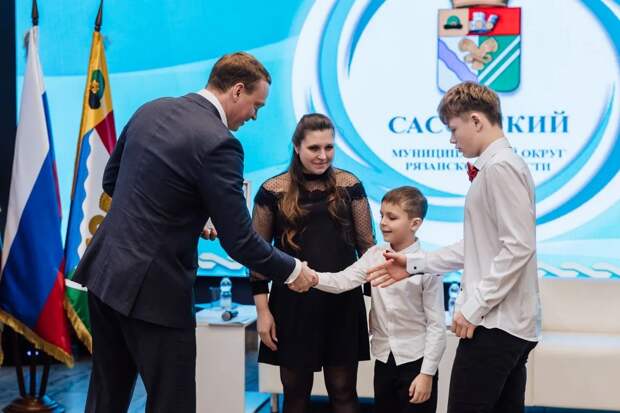 Губернатор Малков в Сасове вручил выплаты 6 семьям и пообщался с жителями округа
