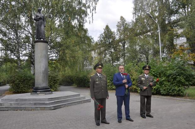 Сотрудники и ветераны УФСБ по Удмуртии возложили цветы к памятнику Дзержинскому