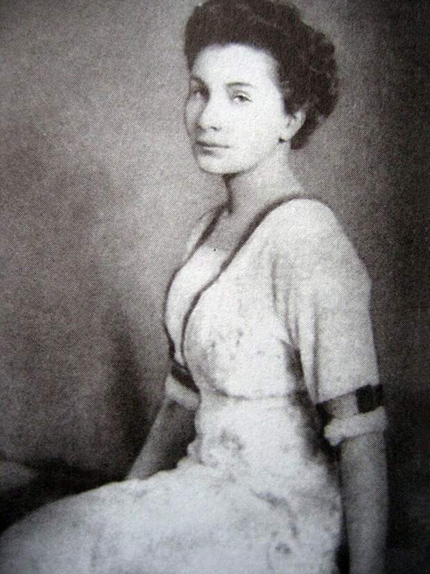 Анна Тимирева почти на 20 лет была младше Александра Колчака. С 1918 года она стала его фактической женой, отодвинув в сторону жену официальную.