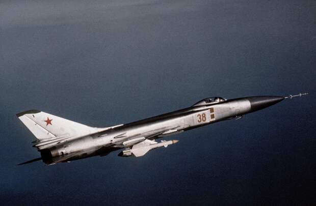 Сверхзвуковой истребитель Су-15