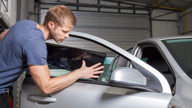 Applying tinting foil onto a car window